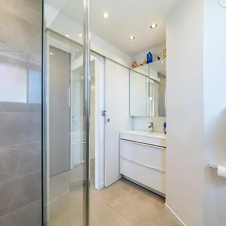 Brand New 2 Bedrooms Heart Of 公寓 *