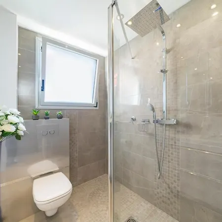 Brand New 2 Bedrooms Heart Of 戛纳